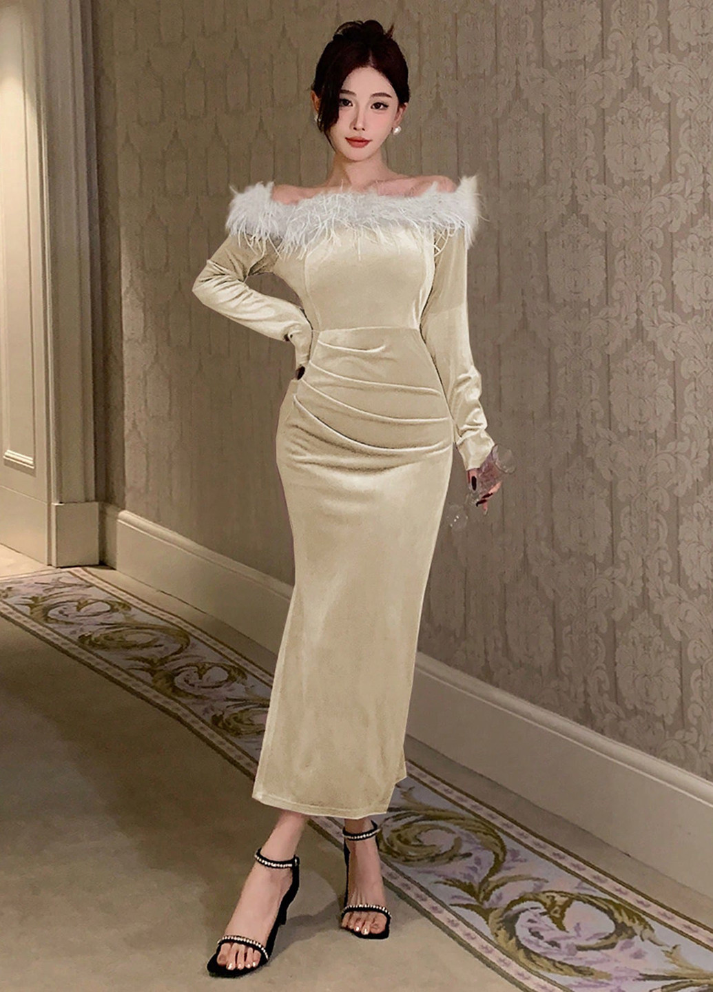 Світло-бежева вечірня сукня з відкритими плечима, футляр SHEIN однотонна