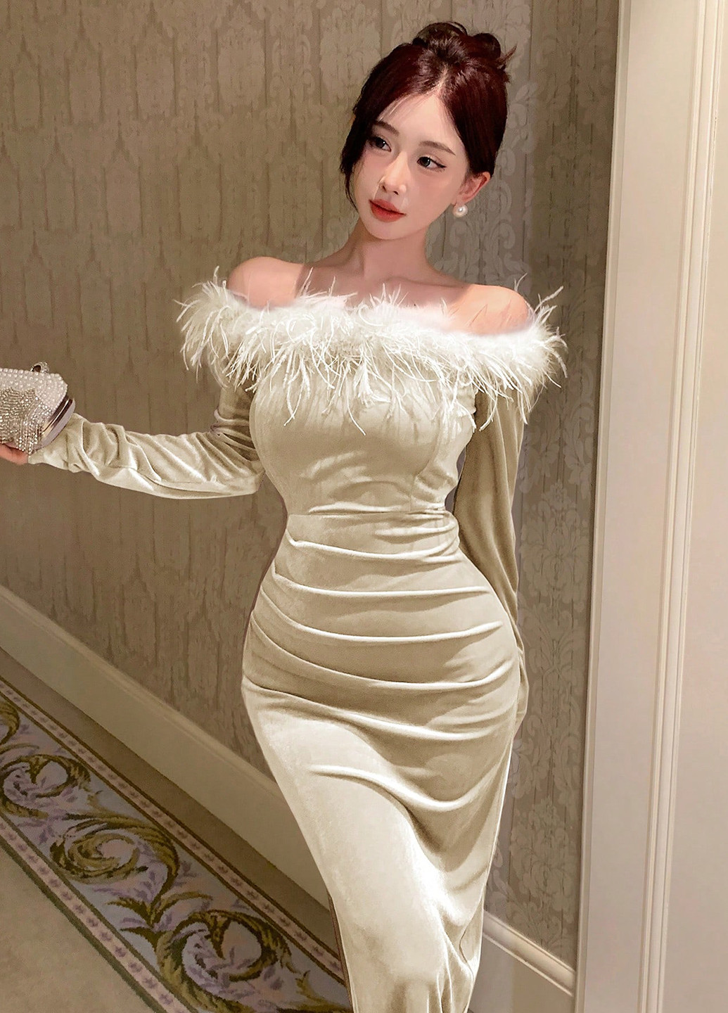 Світло-бежева вечірня сукня з відкритими плечима, футляр SHEIN однотонна