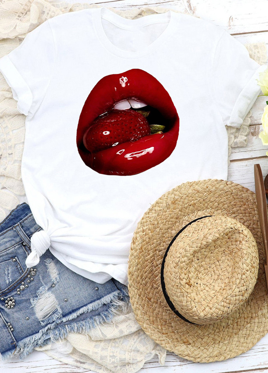 Белая всесезон футболка белая lips with strawberry Katarina Ivanenko