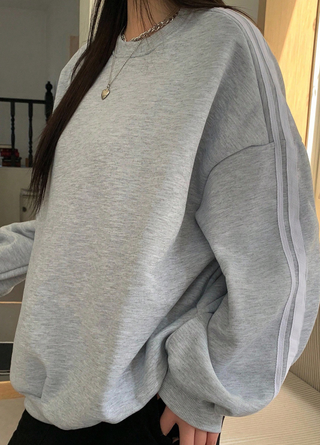 Светло-серый свитшот SHEIN меланж без декора (366070991)