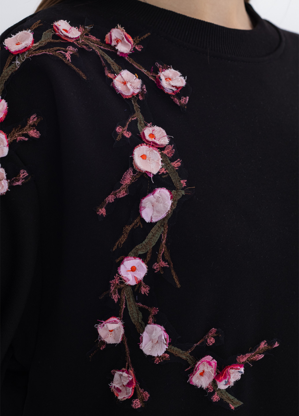 Чорний світшот Nora Kvittin однотонний аплікація, вишивка (301079836)