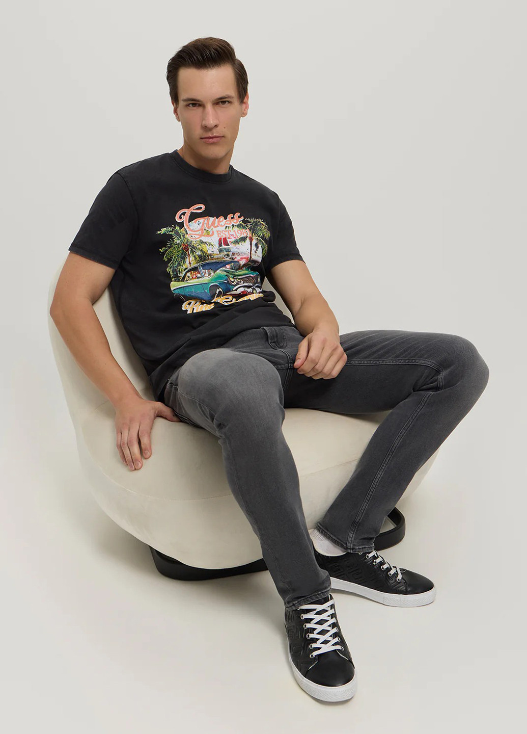 Черная футболка Guess