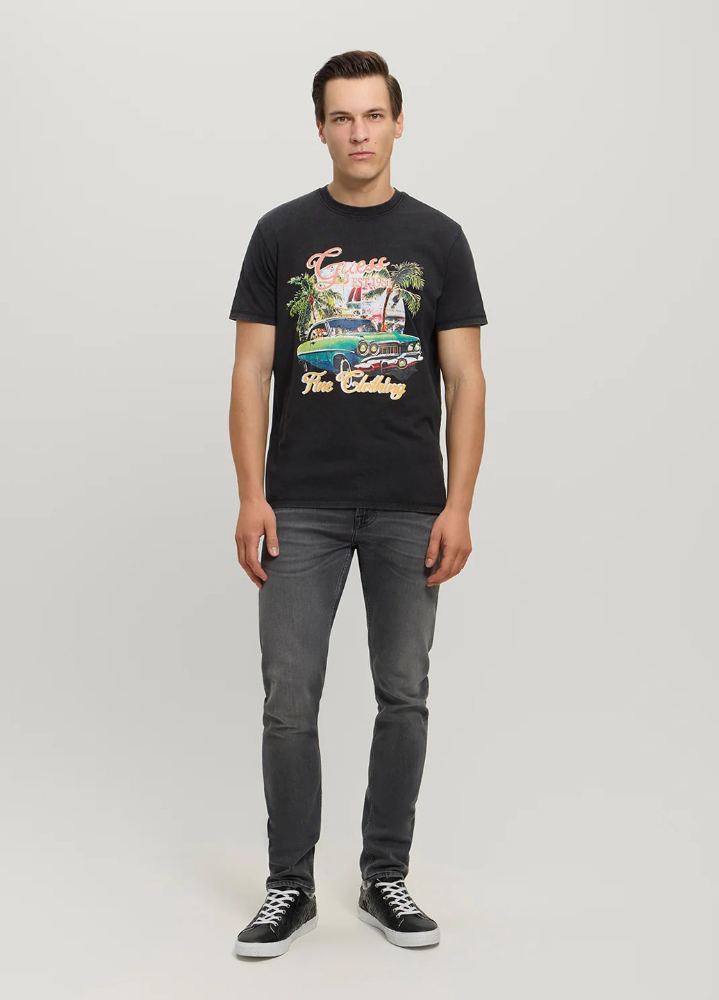 Черная футболка Guess