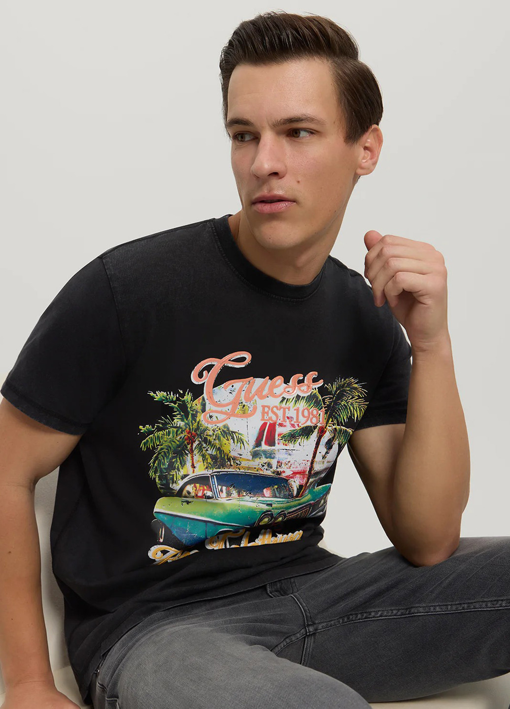 Черная футболка Guess