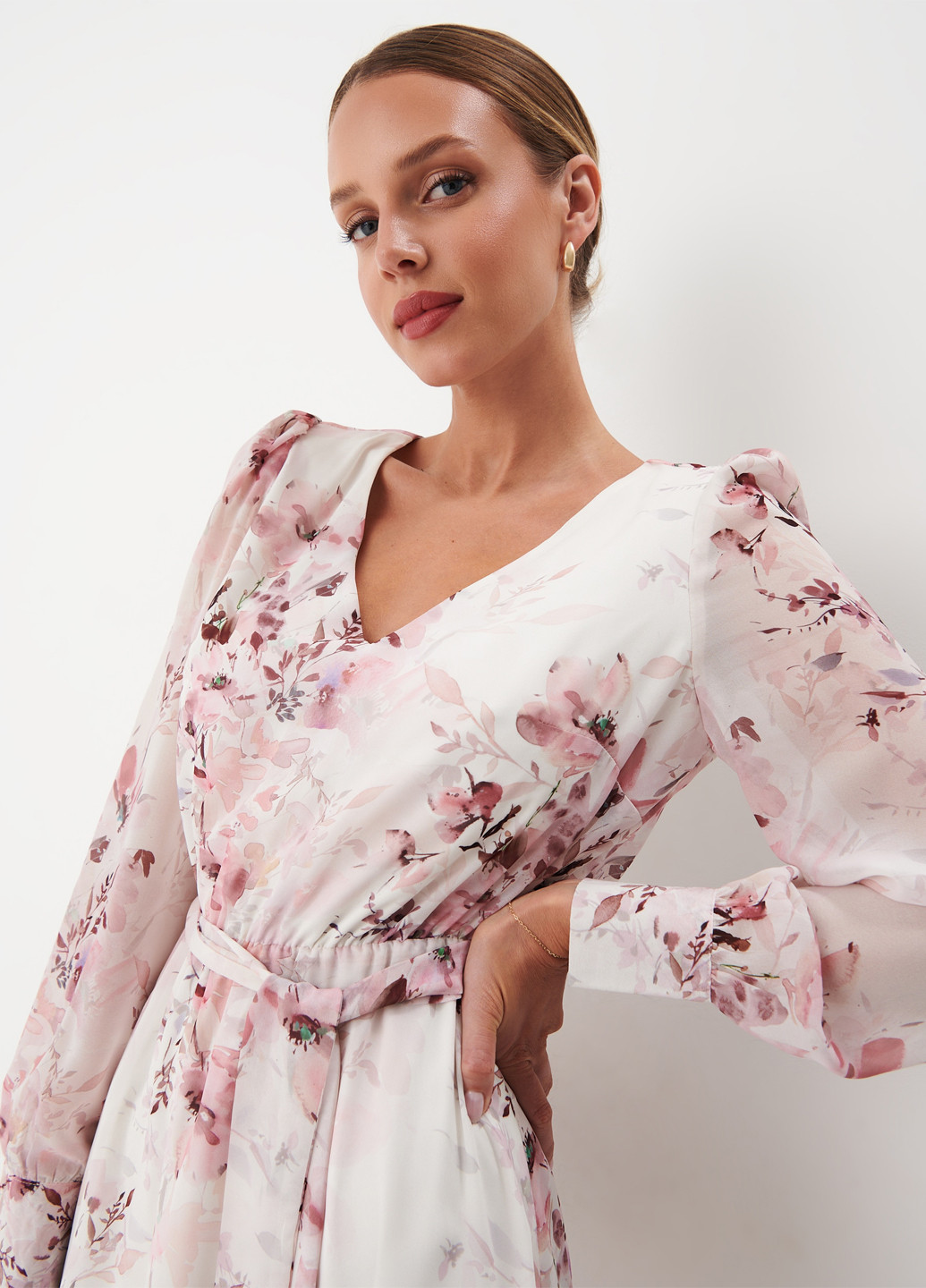 Белое кэжуал платье клеш Mohito с цветочным принтом