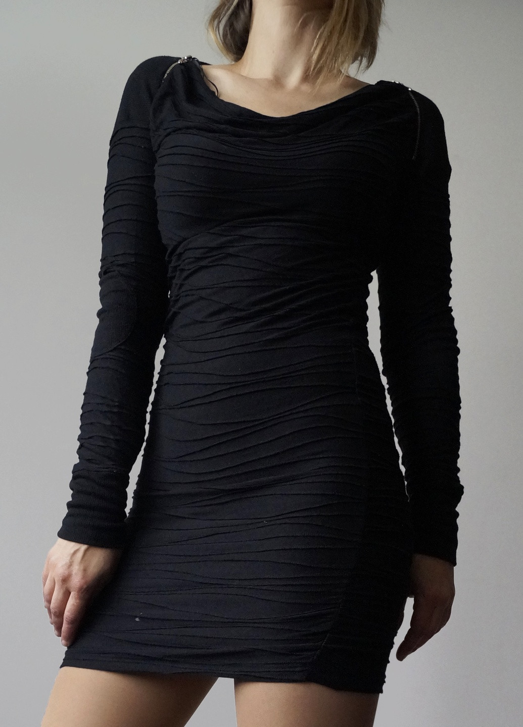 Черное коктейльное платье облегающее в сборку с замочками на плечах футляр ITSMINE однотонное