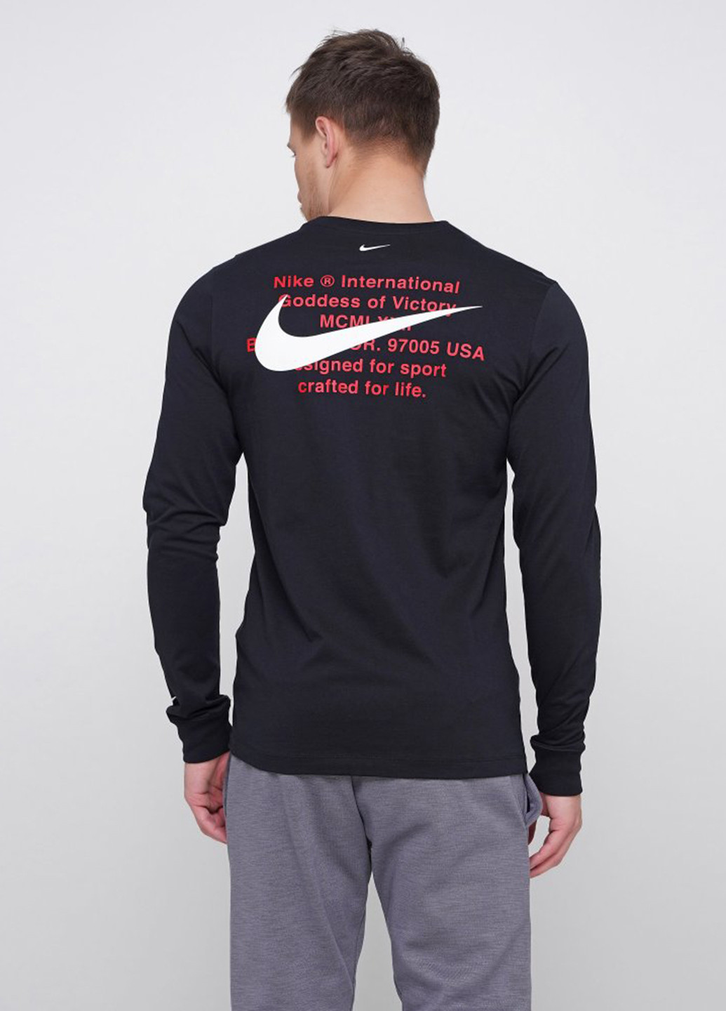 Черный демисезонный спортивный лонгслив Nike с логотипом