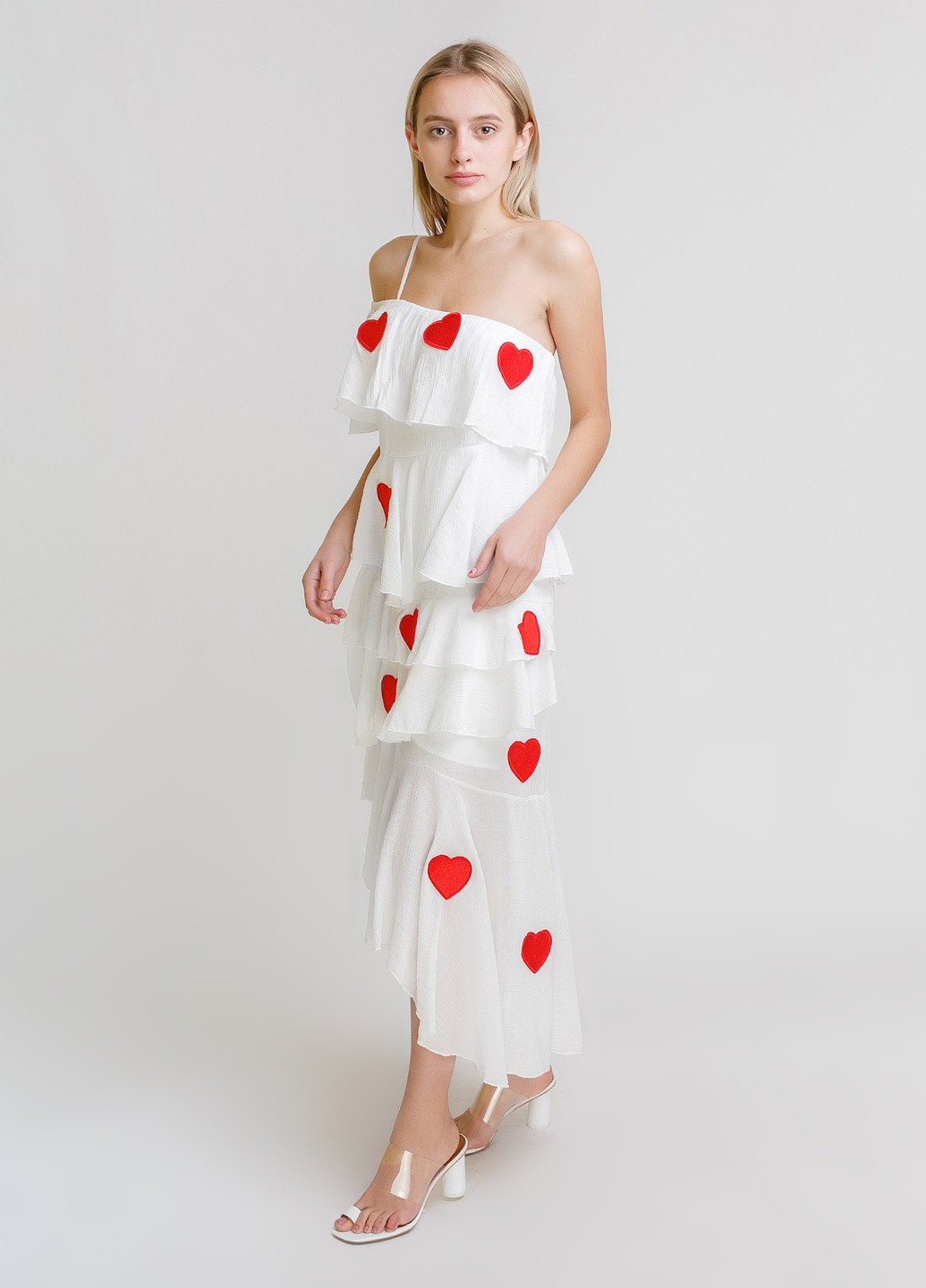 Белое пляжное платье с принтом в сердце V.S сердечки