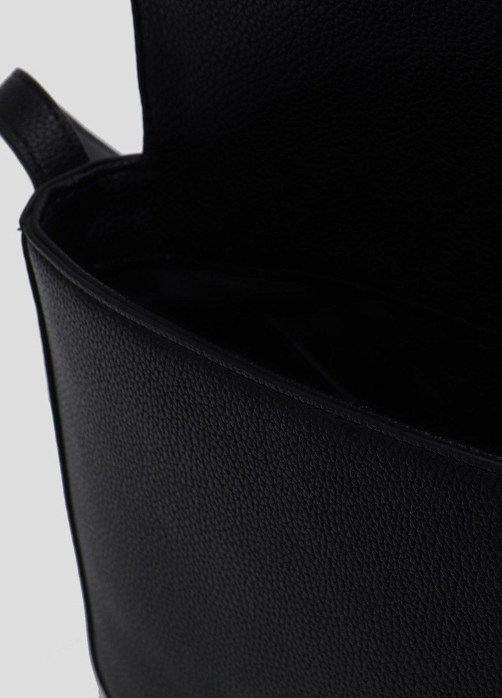 Чорна сумка крос-боді з екокожі Emporio Armani (241382595)