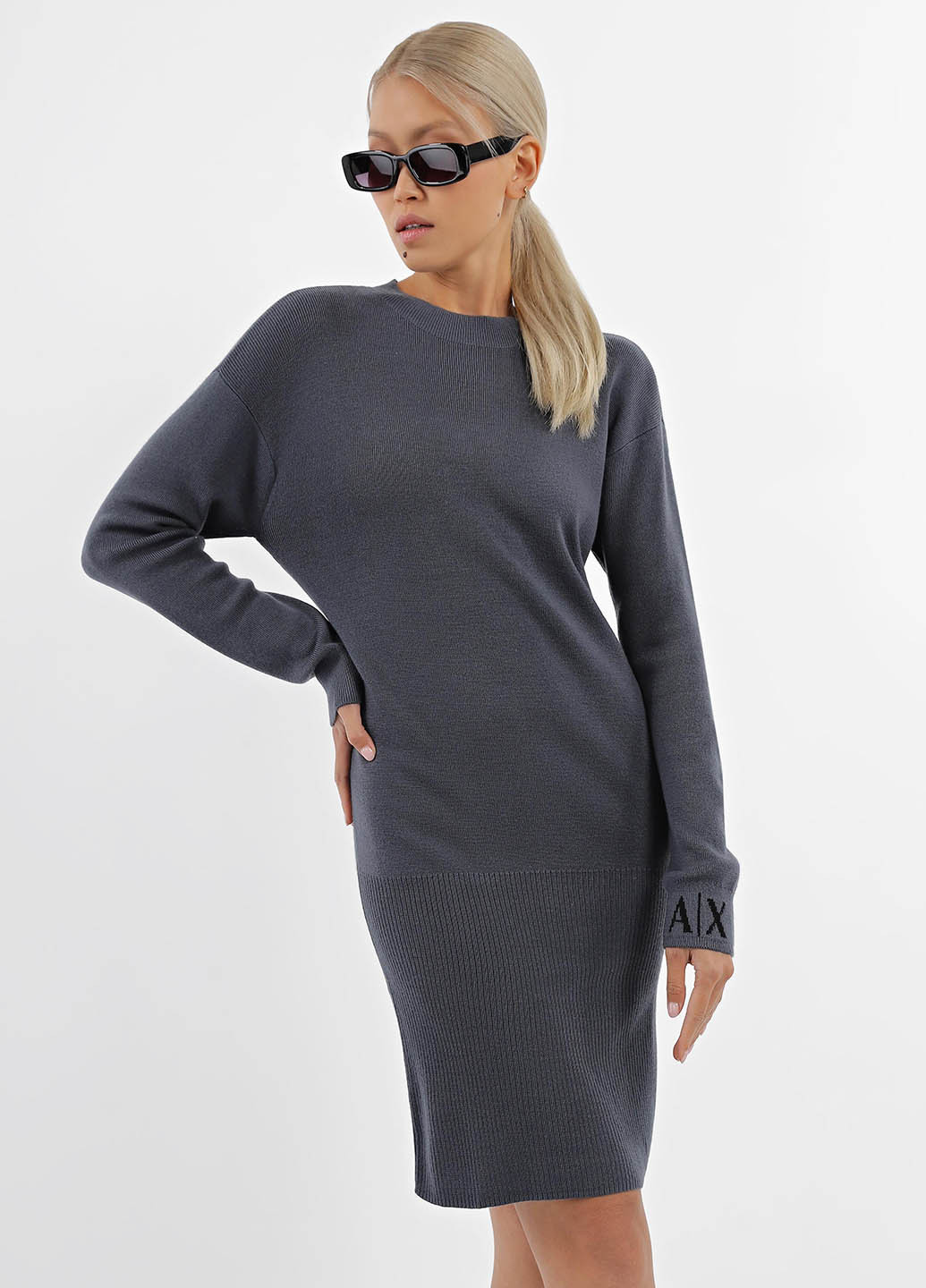Серое кэжуал платье платье-свитер Armani Exchange с логотипом