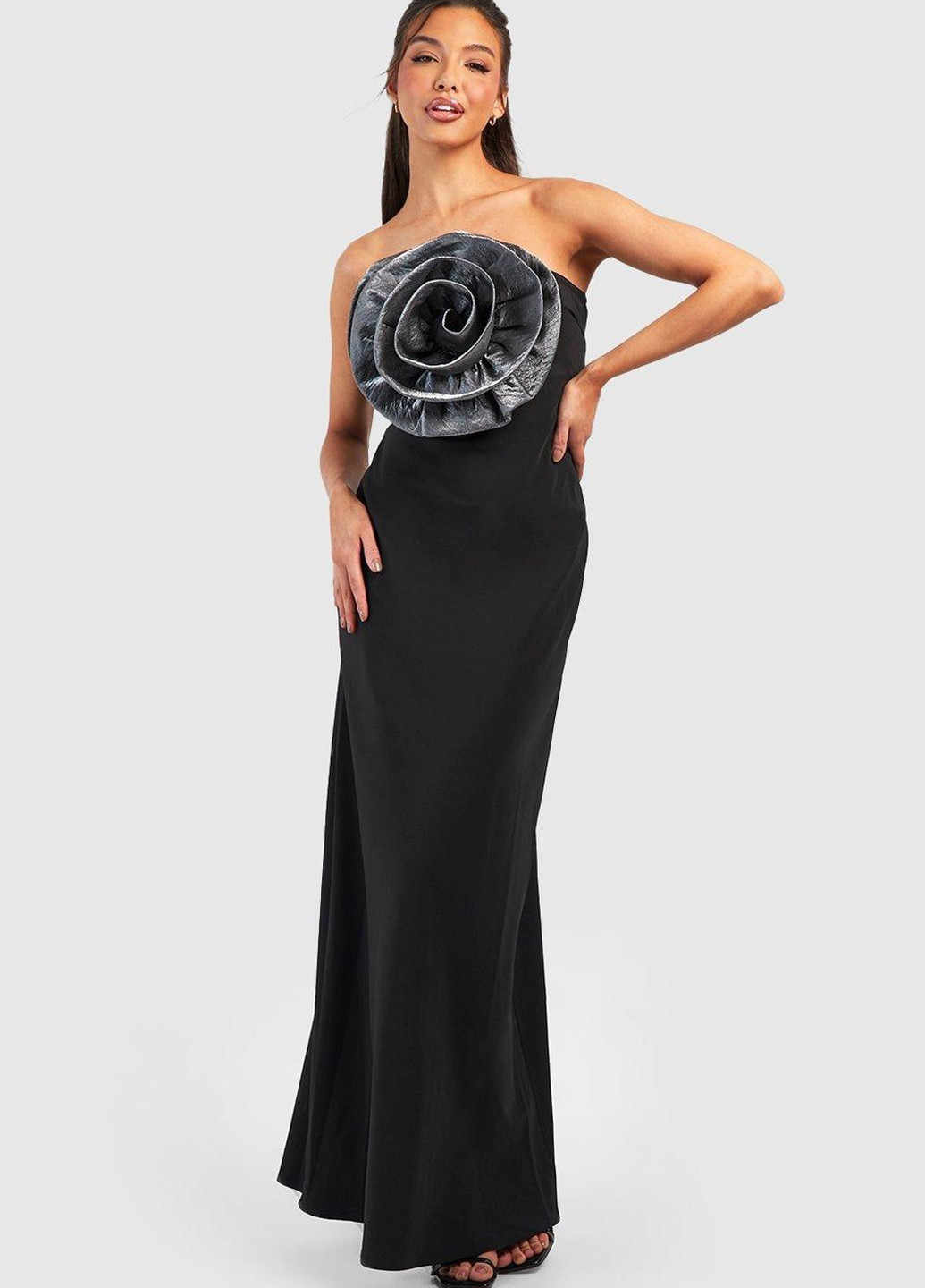Черное вечернее платье с открытыми плечами Boohoo однотонное