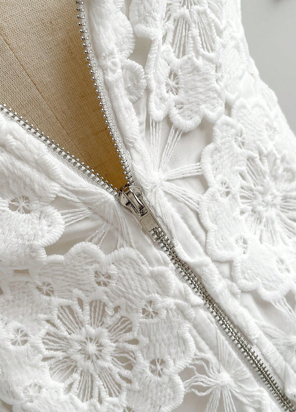 Белое праздничный платье футляр, с открытой спиной SHEIN однотонное