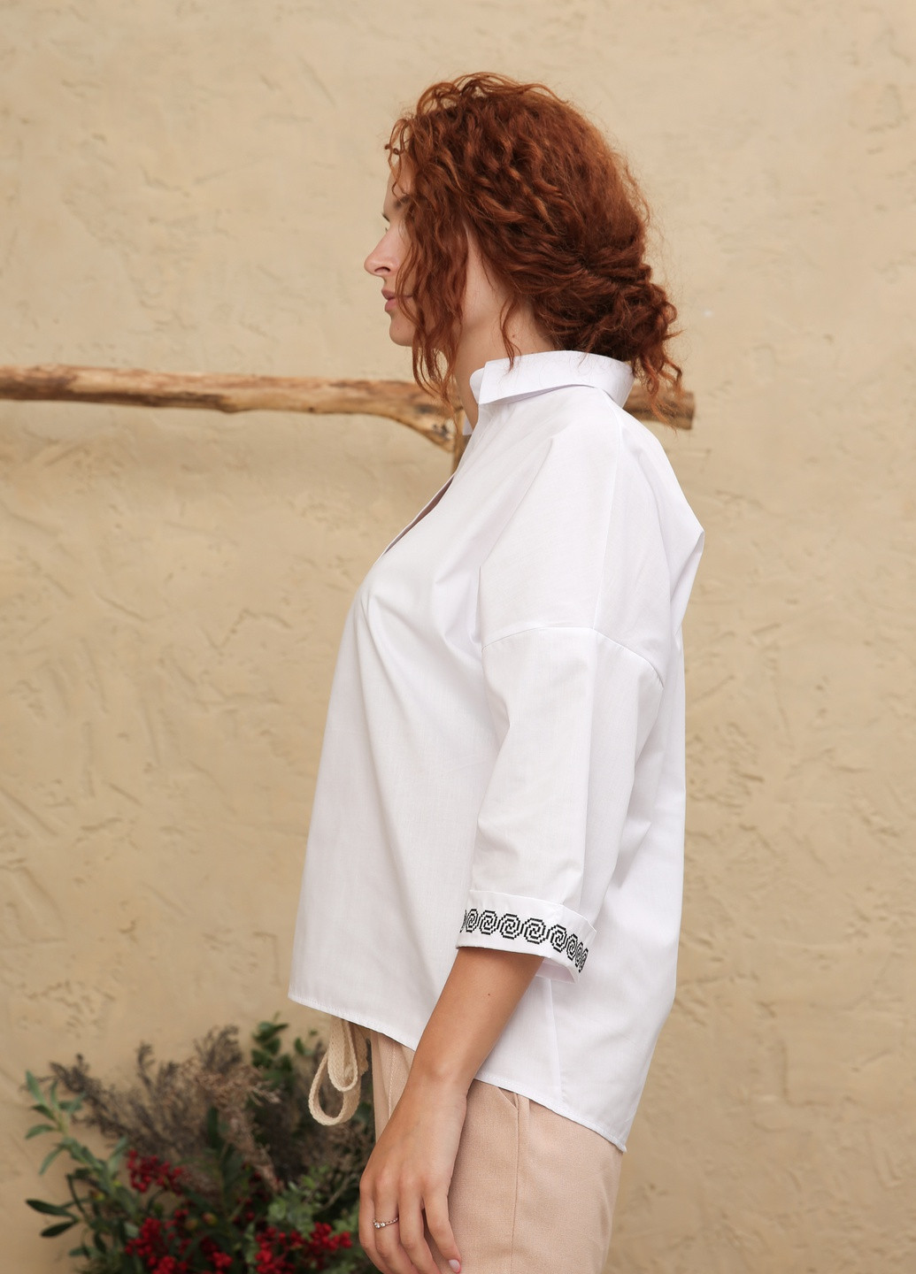 Белая демисезонная блузка свободного кроя со спущенной линией плеча INNOE Блуза