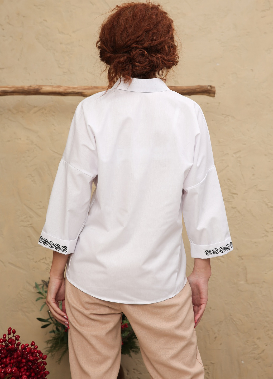 Біла блузка вільного крою зі спущеною лінією плеча INNOE Блуза