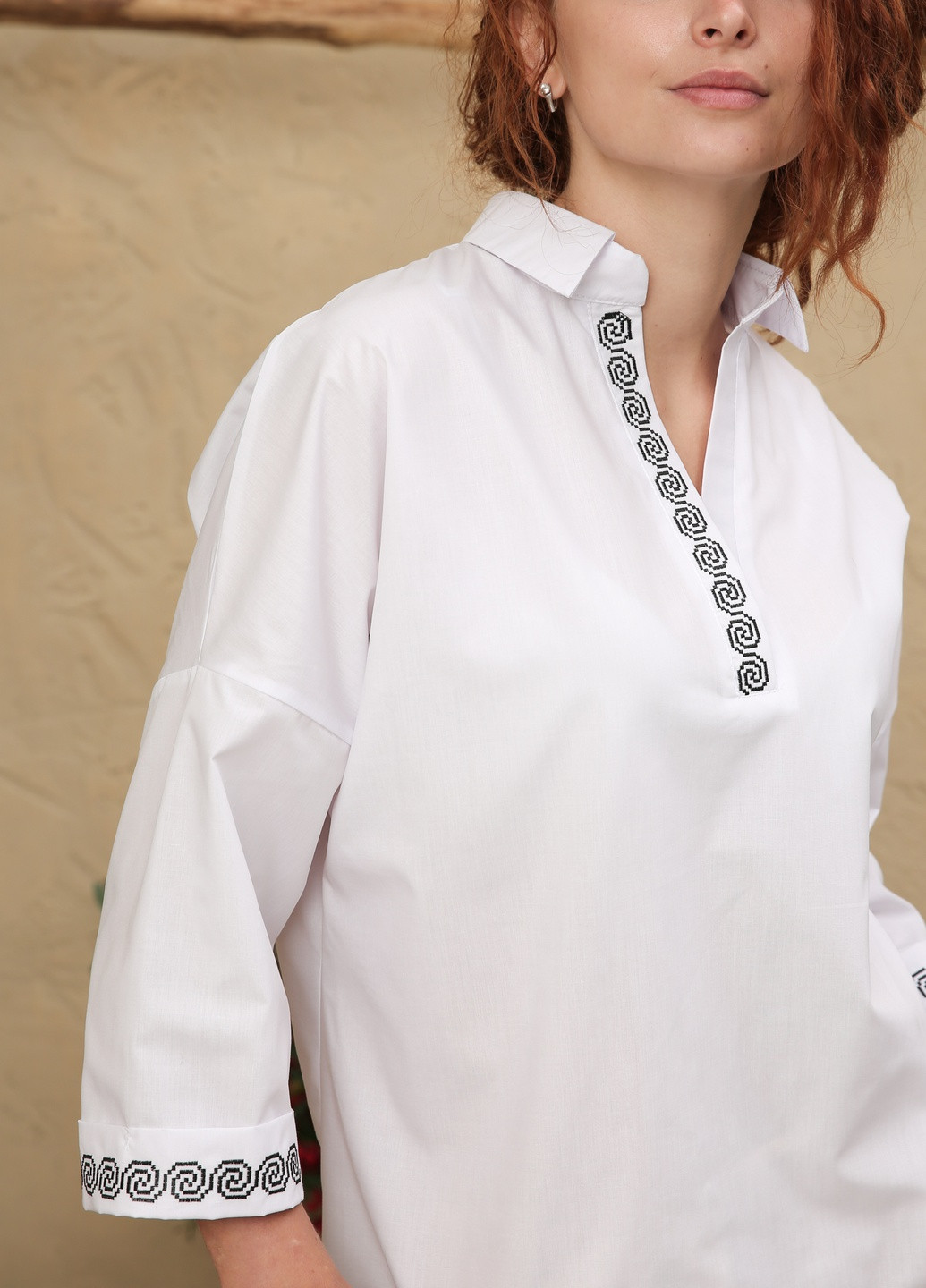 Белая демисезонная блузка свободного кроя со спущенной линией плеча INNOE Блуза