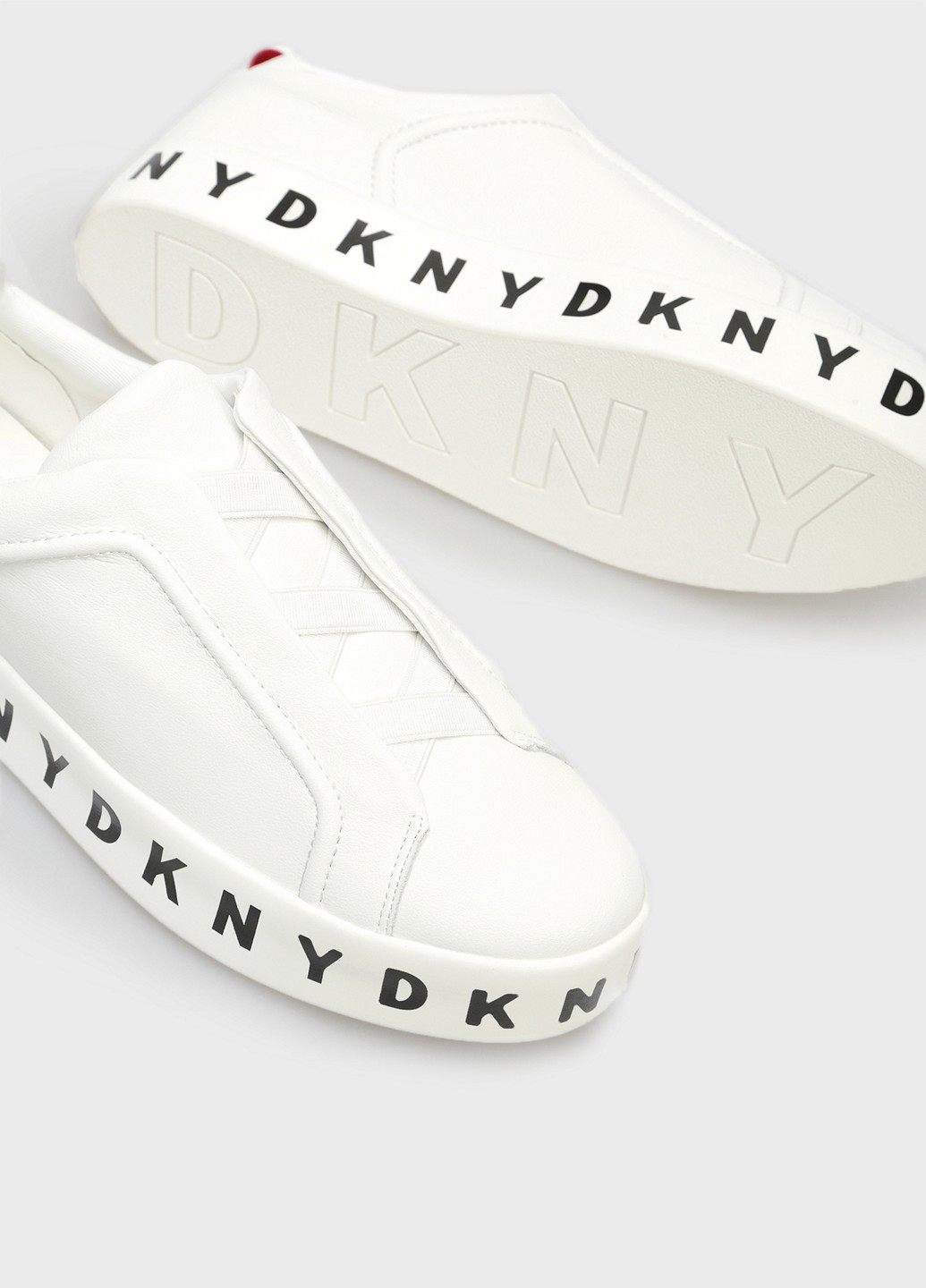 Белые слипоны DKNY с надписью