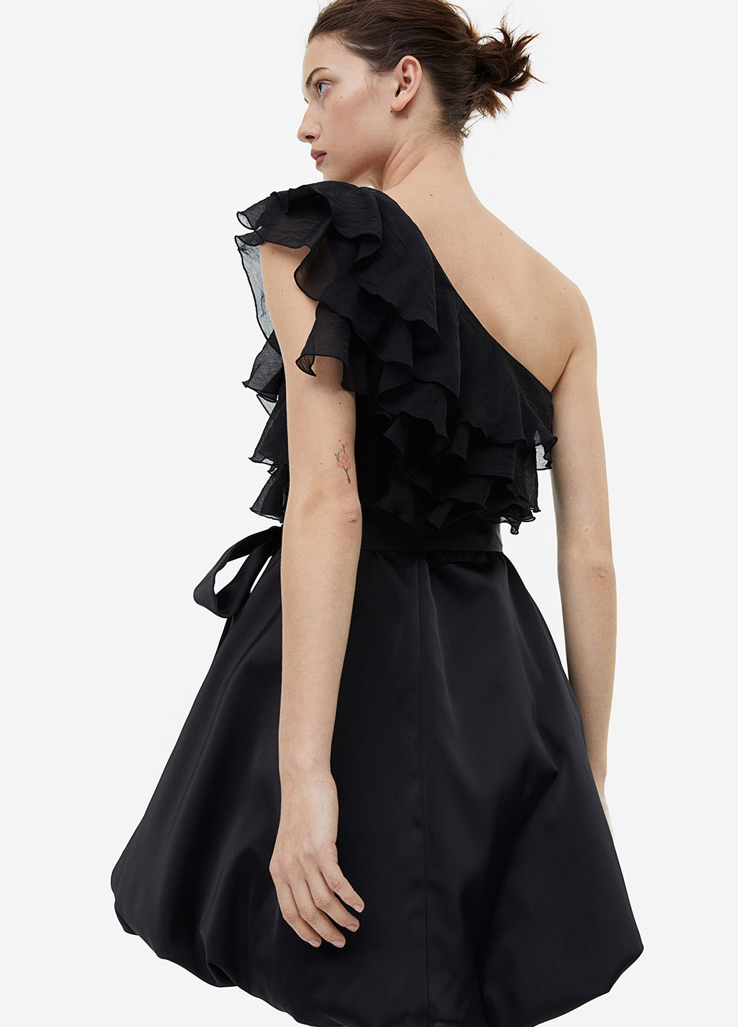 Черное коктейльное платье на одно плечо H&M однотонное