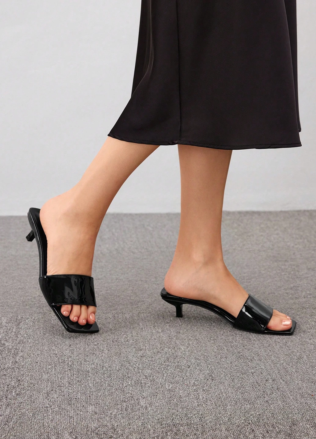 Черные шлепанцы SHEIN