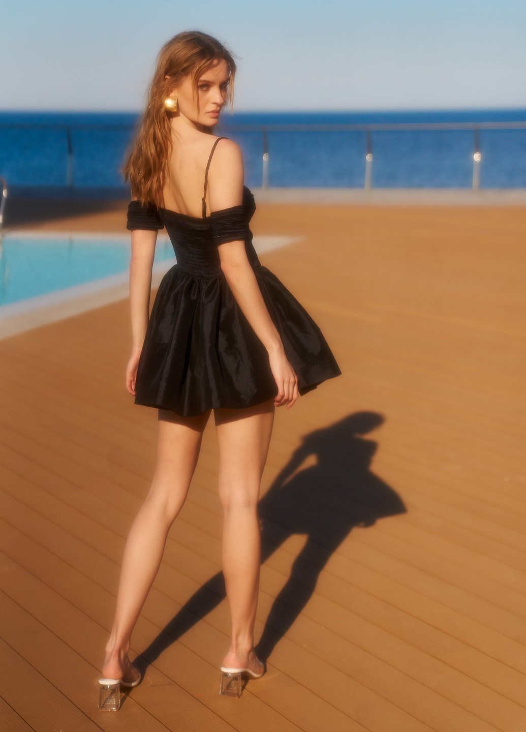 Чорна вечірня сукня кльош, з відкритими плечима Gepur однотонна
