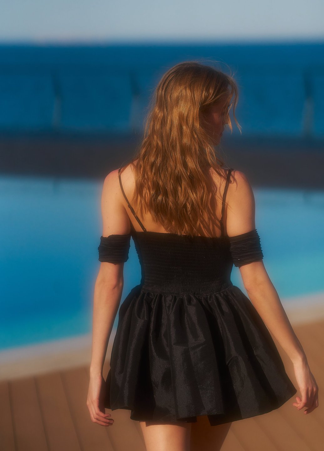 Чорна вечірня сукня кльош, з відкритими плечима Gepur однотонна