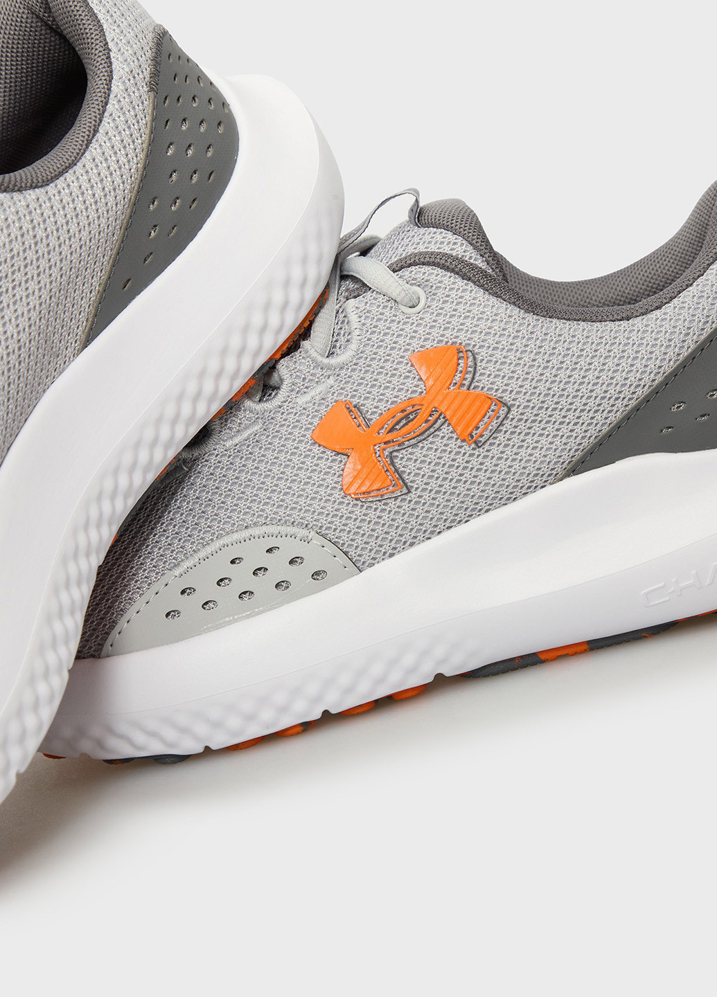 Светло-серые демисезонные кроссовки Under Armour