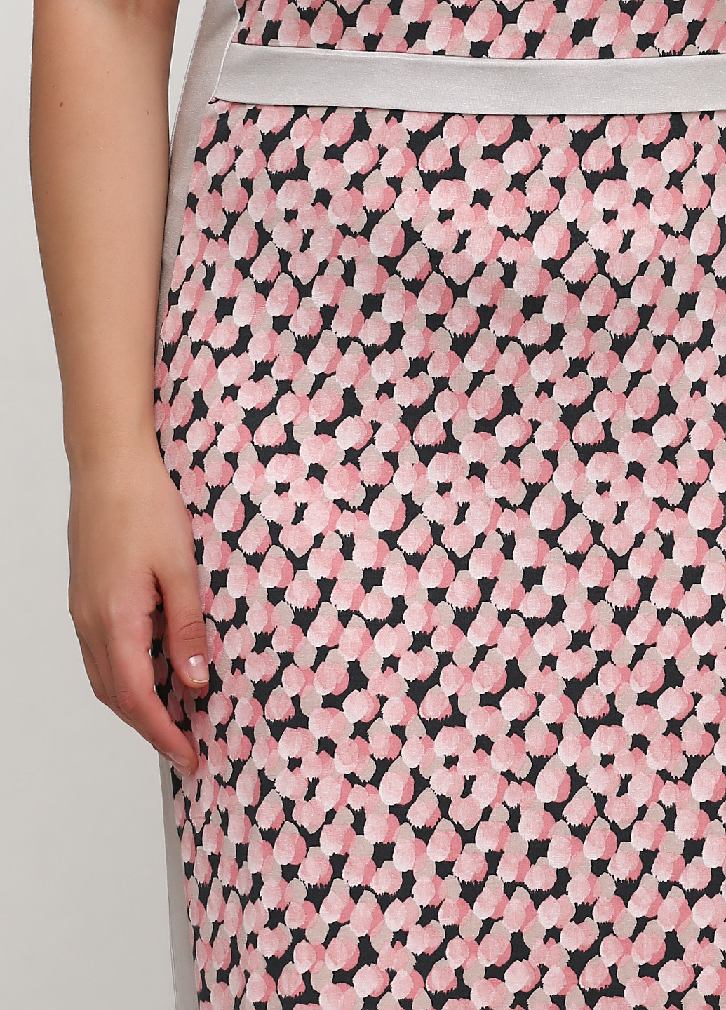 Розовое кэжуал платье футляр Алеся с абстрактным узором