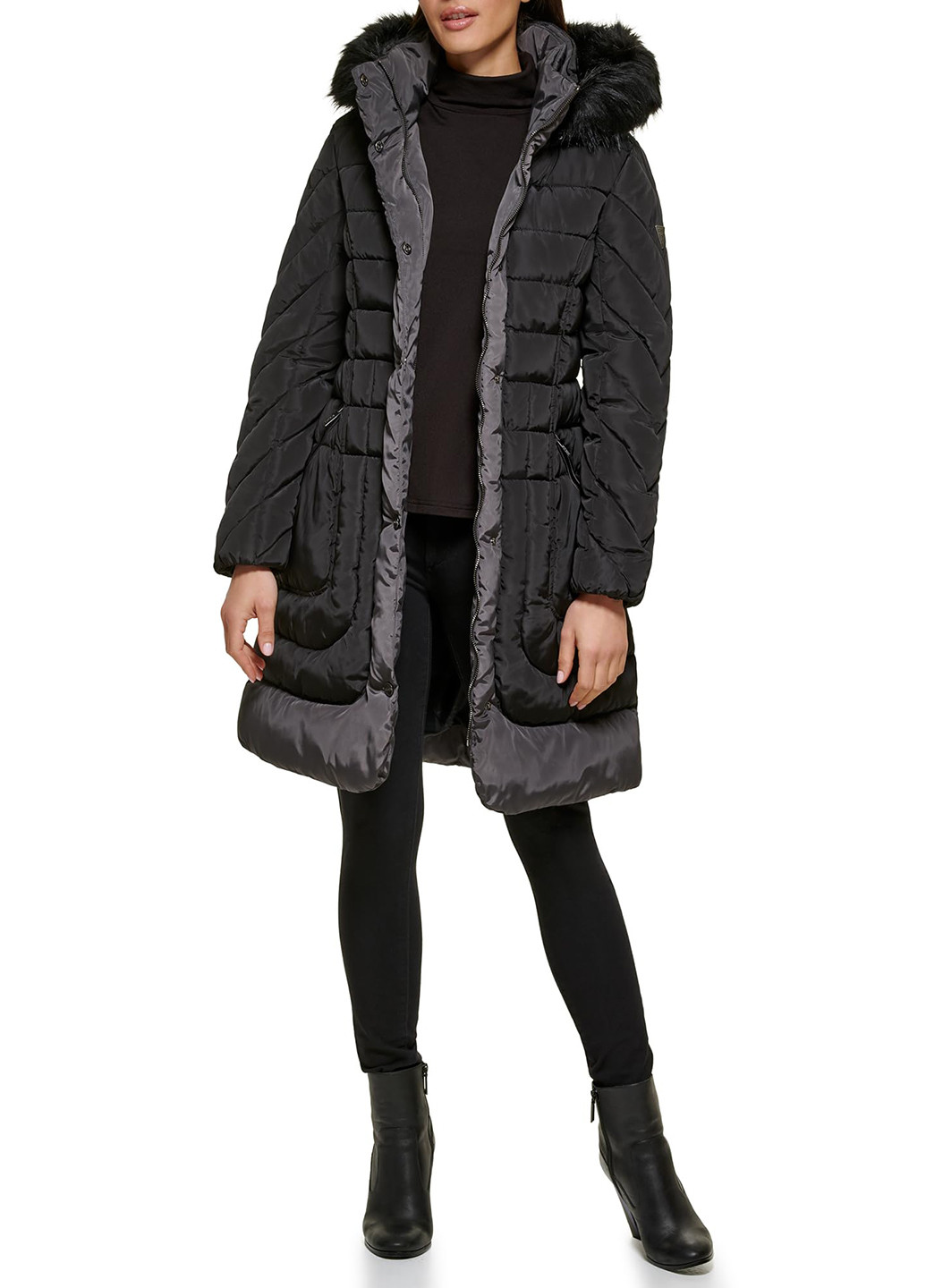 Чорна зимня куртка Guess