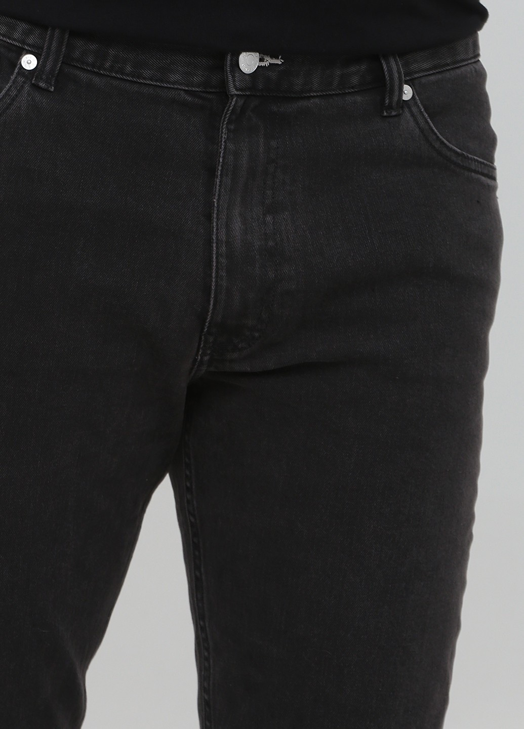 Черные демисезонные зауженные джинсы Weekday