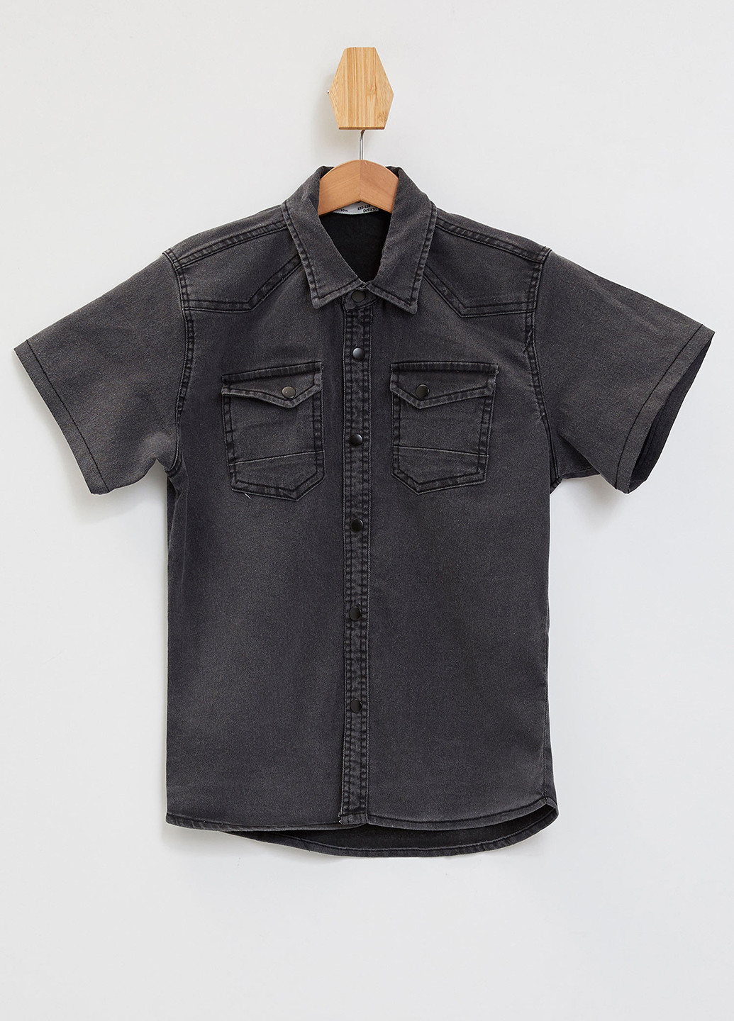 Темно-серая джинсовая рубашка DeFacto с коротким рукавом