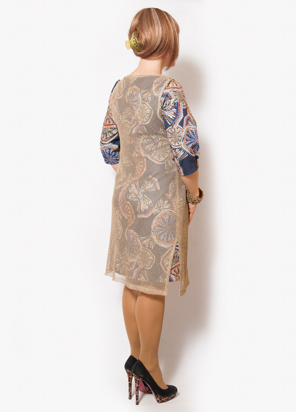 Бежевое кэжуал платье LibeAmore с абстрактным узором
