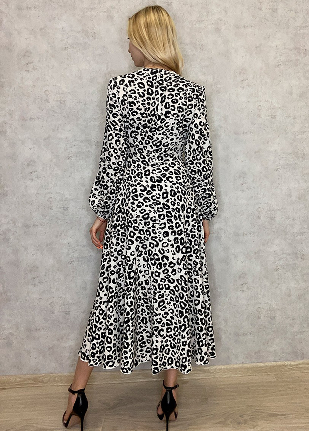 Черно-белое кэжуал платье на запах VONAVIN леопардовый
