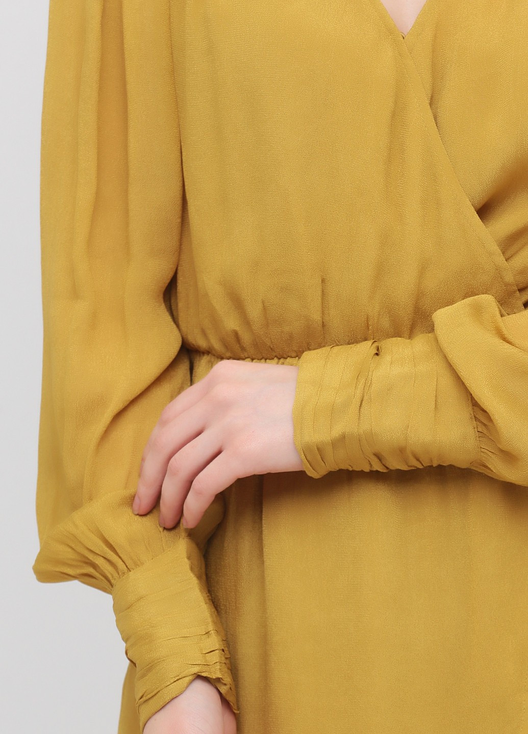 Горчичное кэжуал платье клеш, на запах Monki однотонное