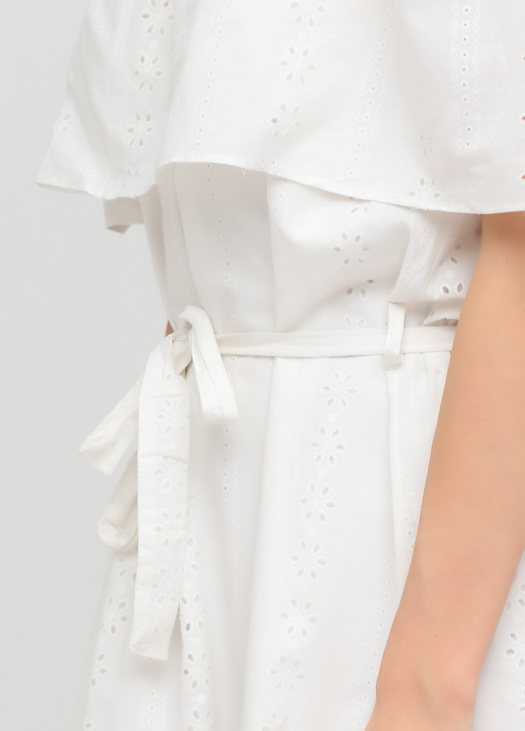 Білий кежуал сукня з відкритою спиною, кльош Bebe Plus однотонна