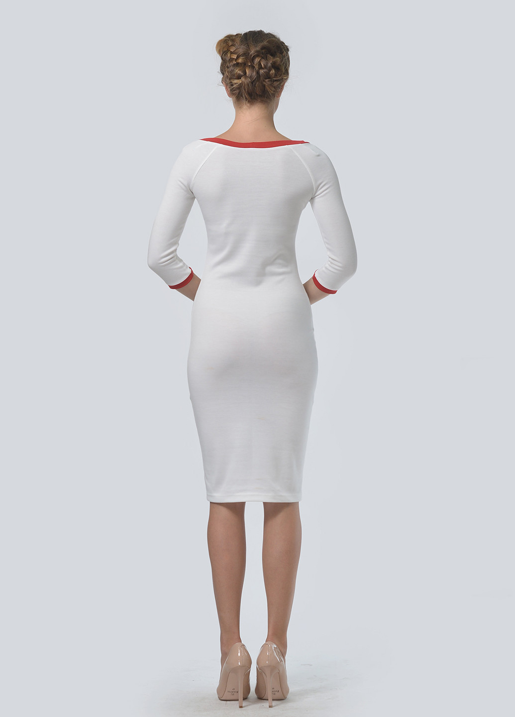 Молочное деловое платье футляр Lila Kass с абстрактным узором