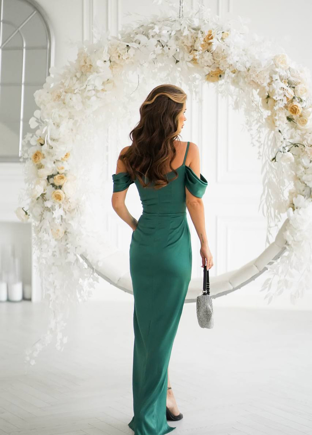 Зеленое праздничный, вечернее платье на запах, с открытыми плечами No Brand однотонное