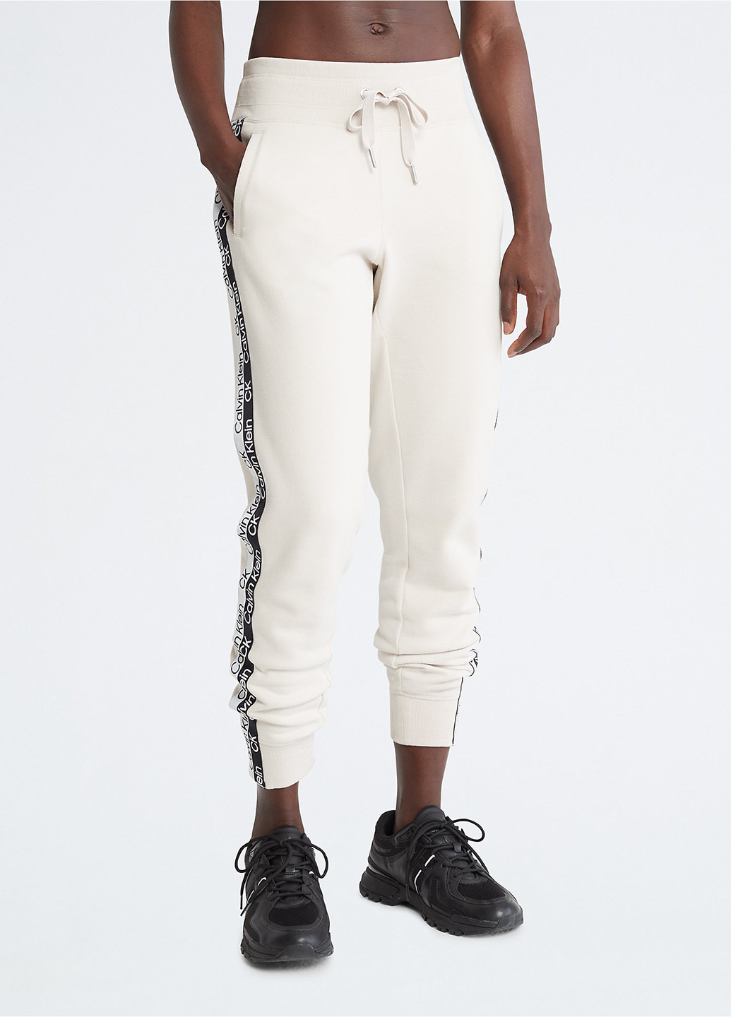 Бежевые спортивные демисезонные джоггеры брюки Calvin Klein