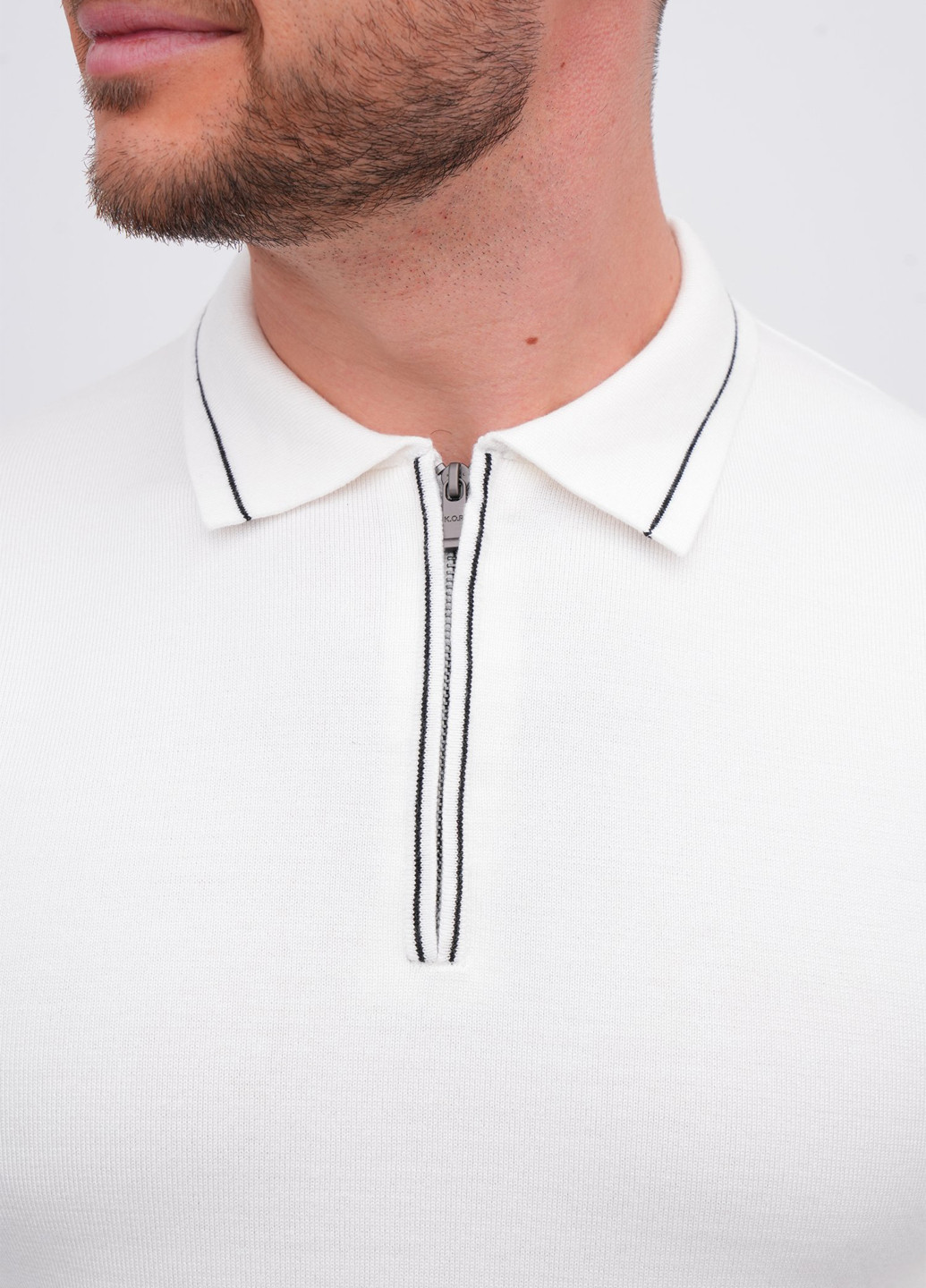 Білий демісезонний светр K.O.R