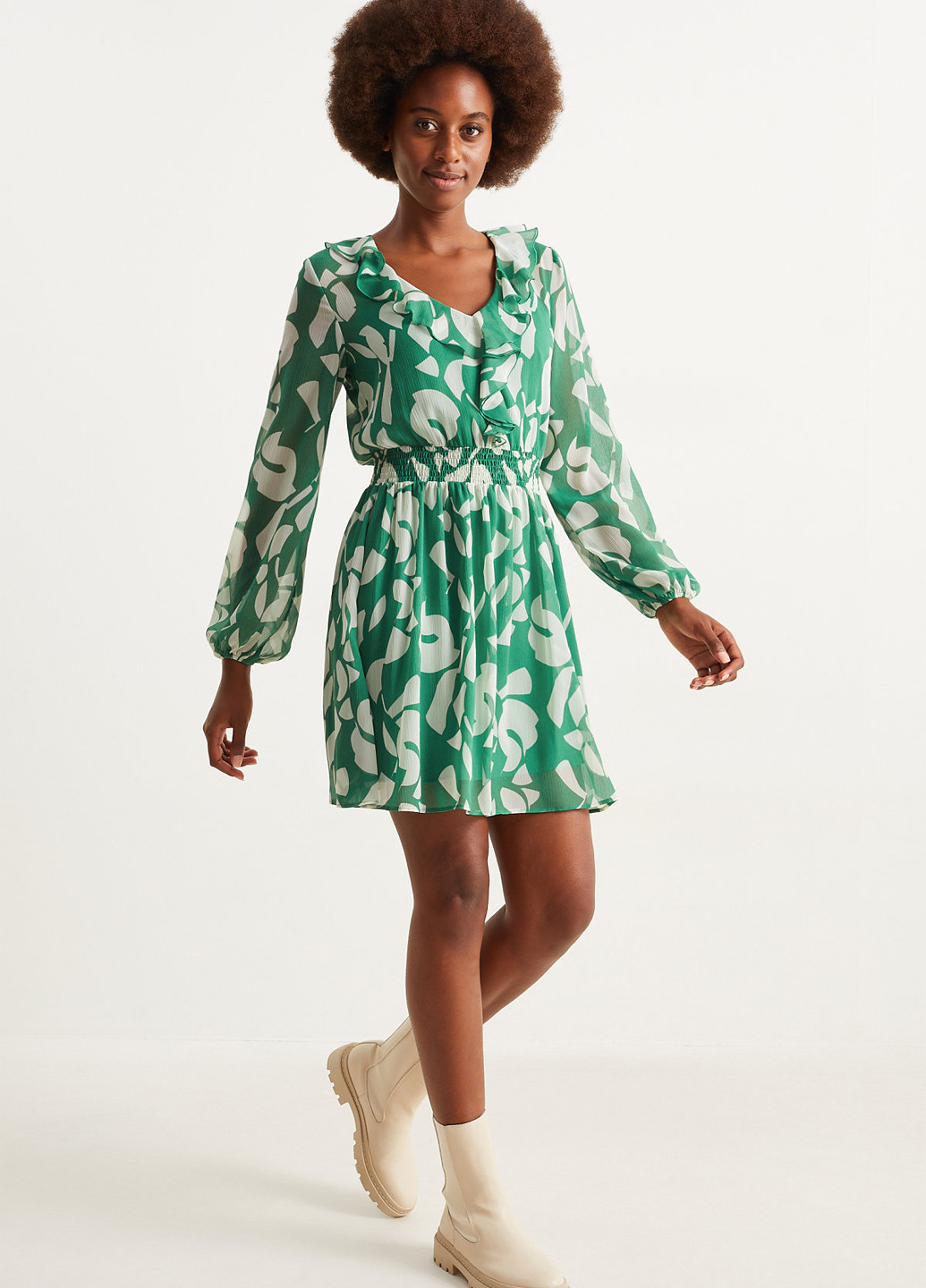 Зеленое кэжуал платье клеш C&A с абстрактным узором