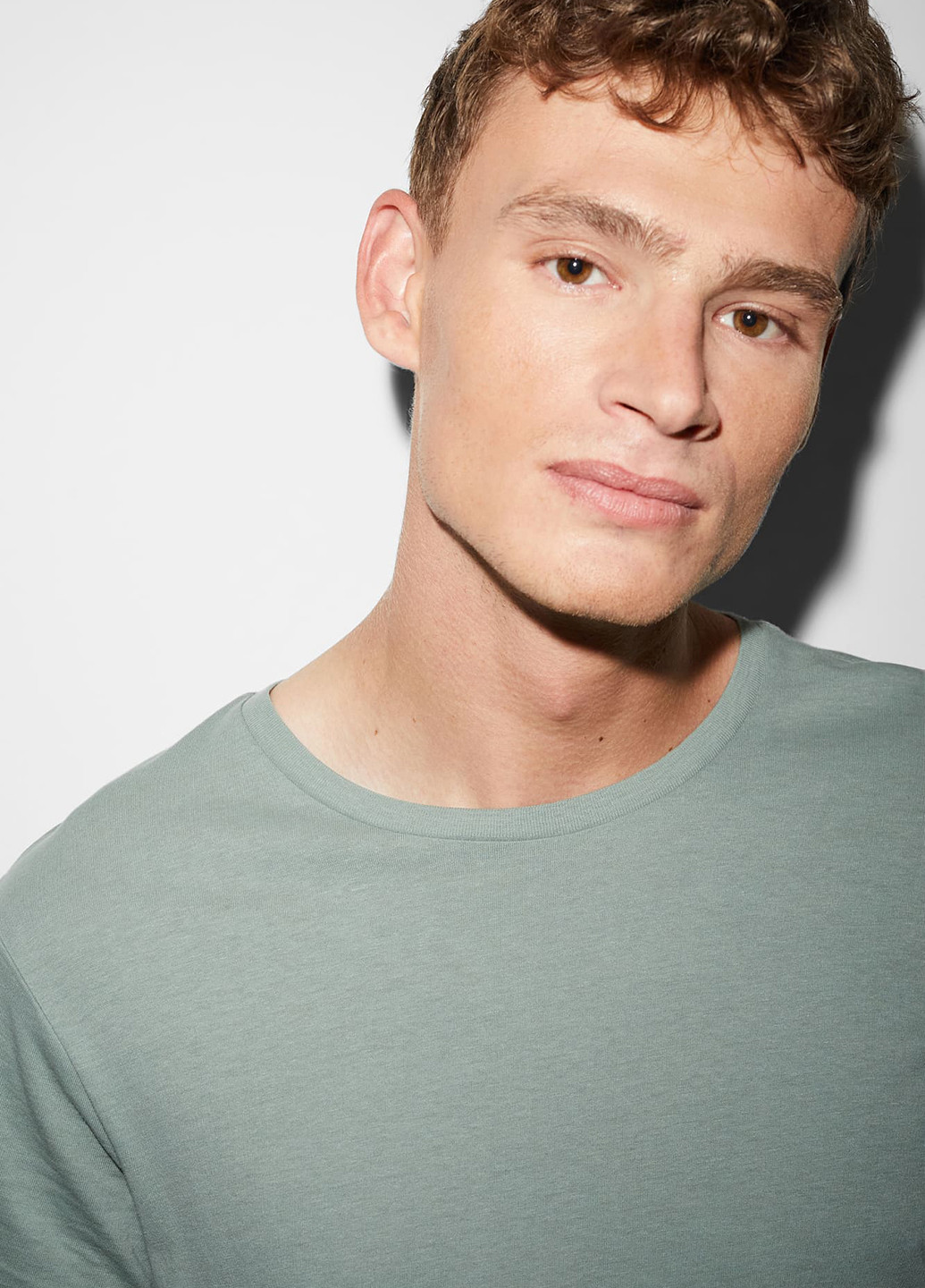 Оливковая футболка C&A