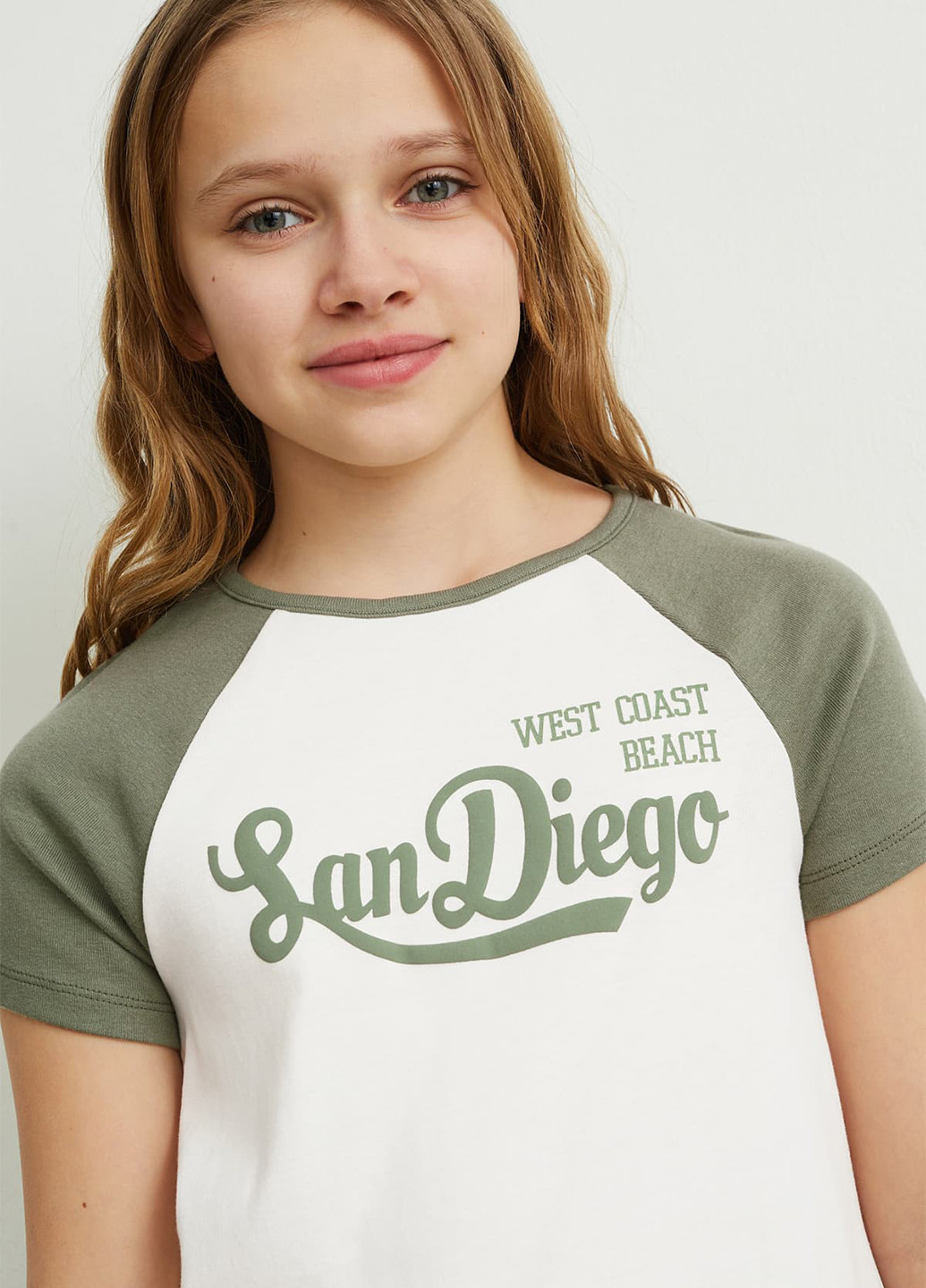 Белая летняя футболка C&A