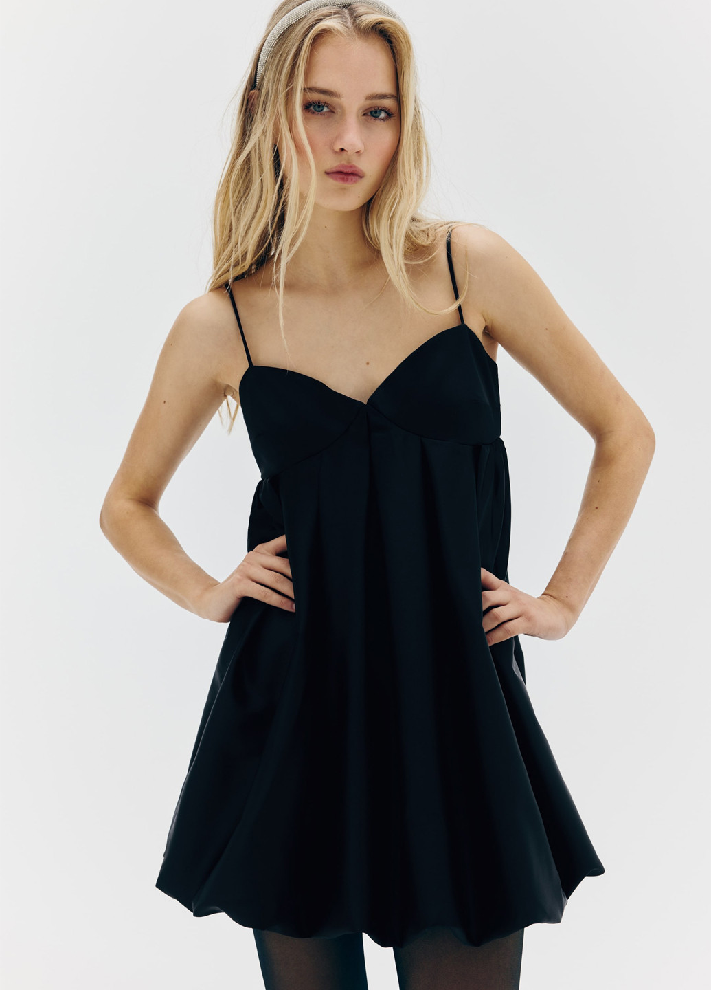 Черное кэжуал платье а-силуэт, баллон H&M однотонное