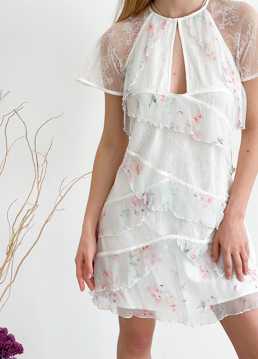Белое праздничный кружевное мини платье с короткими рукавами а-силуэт Stevie May с цветочным принтом