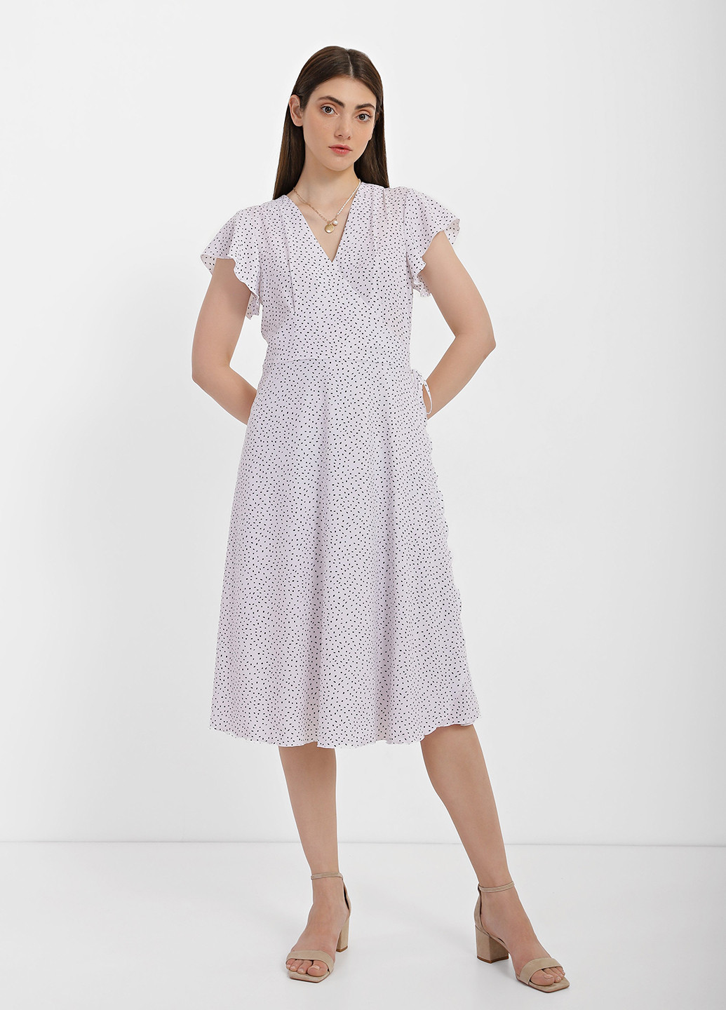 Черно-белое кэжуал платье на запах Braska в горошек