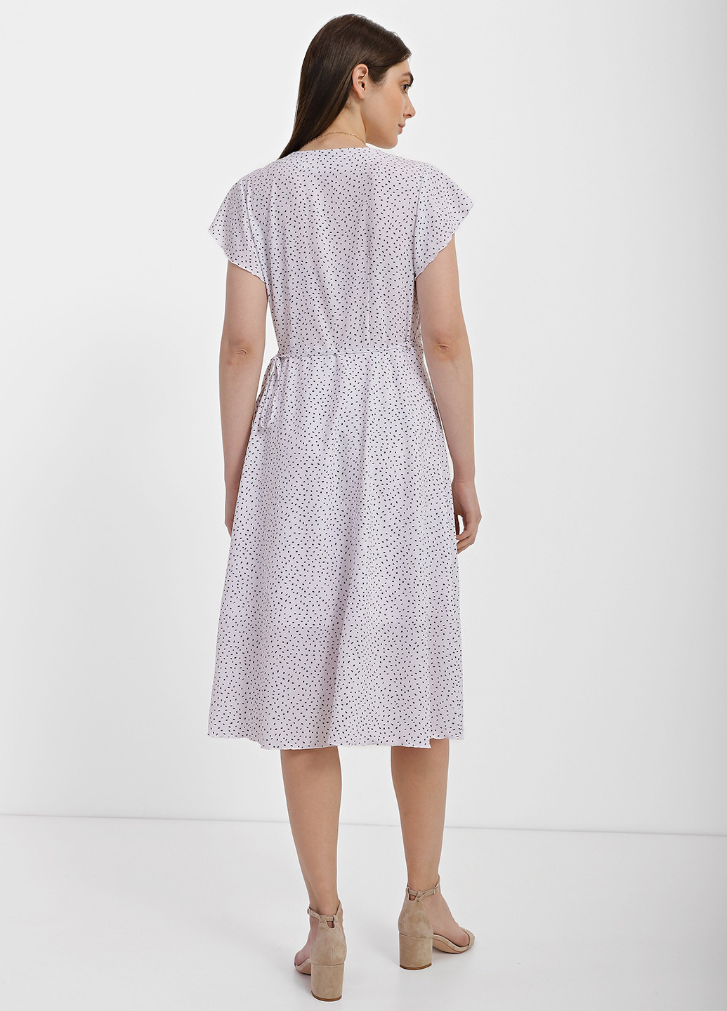 Черно-белое кэжуал платье на запах Braska в горошек