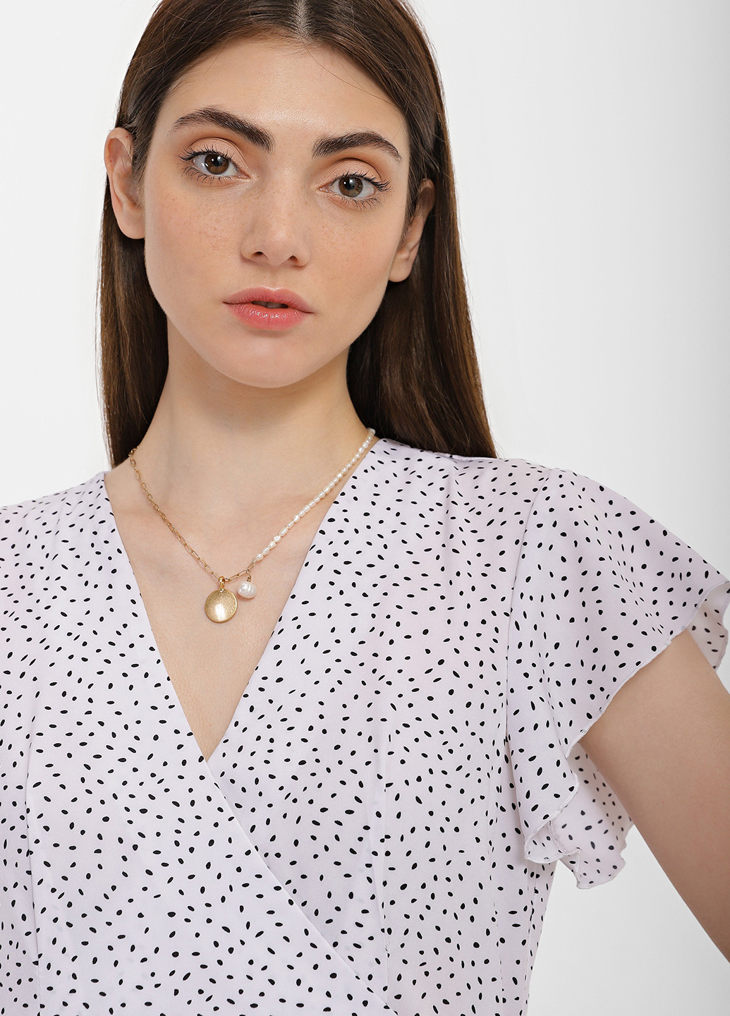 Черно-белое кэжуал платье на запах Braska в горошек