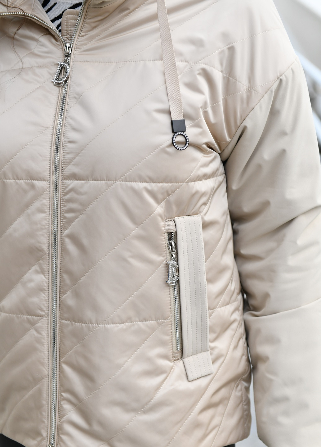 Бежевая женская демисезонная куртка бежевая 50922 Visdeer