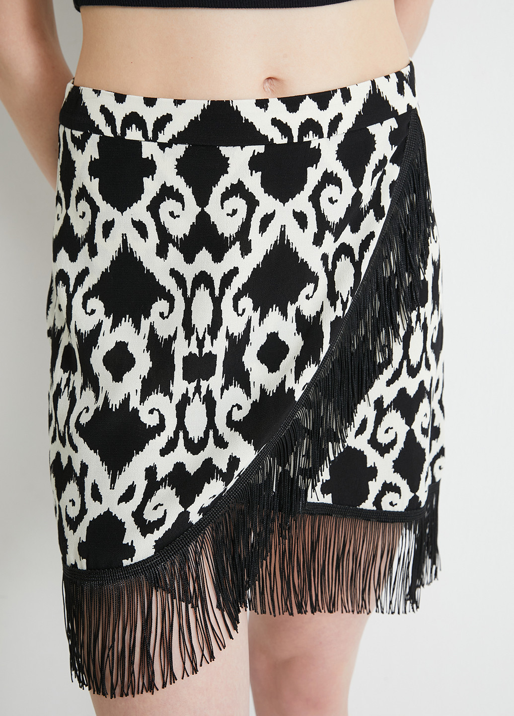 Черно-белая кэжуал с абстрактным узором юбка KOTON на запах