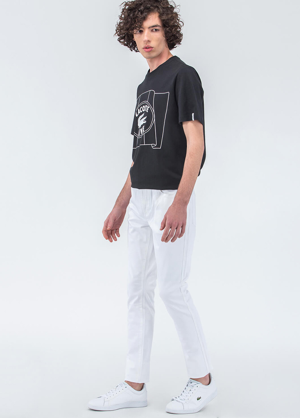 Белые кэжуал летние укороченные, зауженные брюки Lacoste