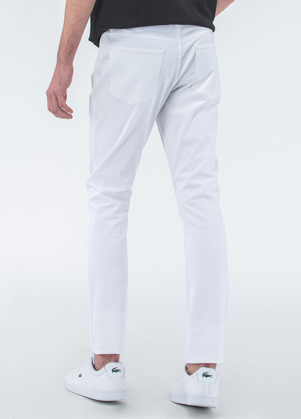 Белые кэжуал летние укороченные, зауженные брюки Lacoste