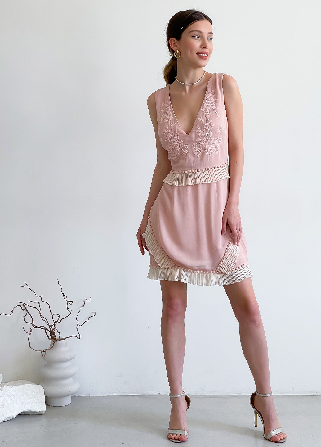 Пудровое праздничный шифоновое мини платье с открытой спиной с открытой спиной, с открытыми плечами Stevie May однотонное